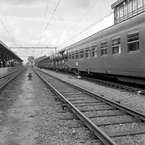 159560 Afbeelding van een gedeelte van de autoslaaptrein langs het perron van het N.S.-station 's-Hertogenbosch te ...